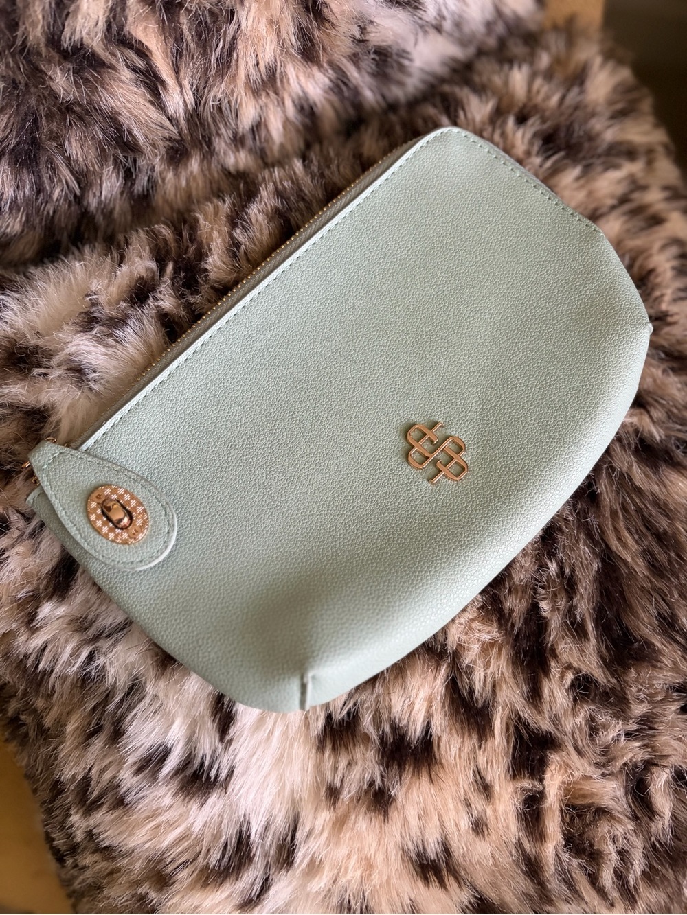 Simply Southern Mint Green Pebbled Wristlet with Gold Hardware #1178 - Picture 3 of 5